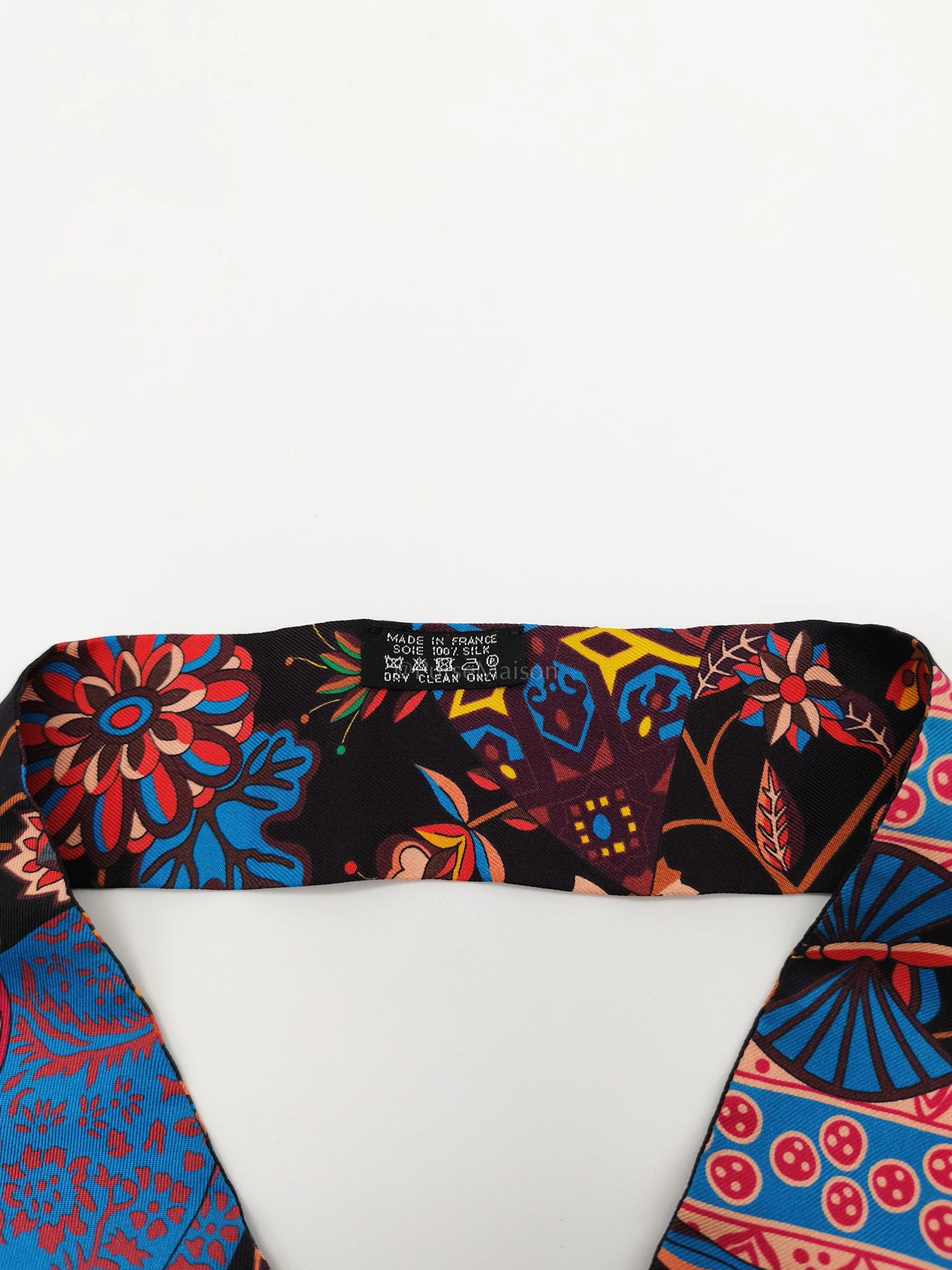 Hermes Festival Des Amazones SU/Caramel/Blanc/Noir Silk Twilly (Pair) - Image 8