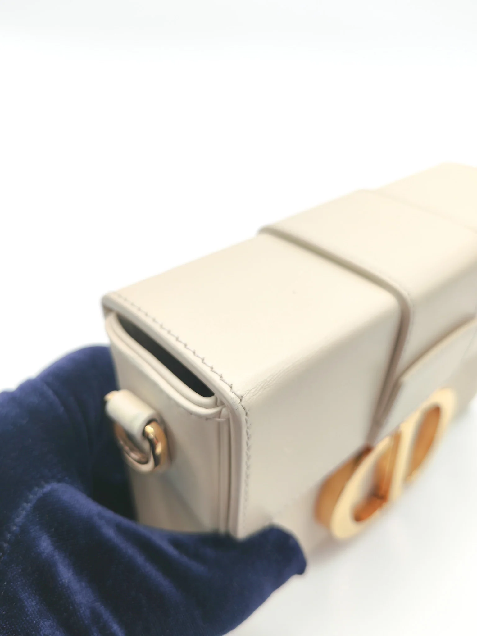 Christian Dior Montaigne Box Bag in Off-White Lambskin Leather and Gold Hardware Shoulder Bag - Image 27