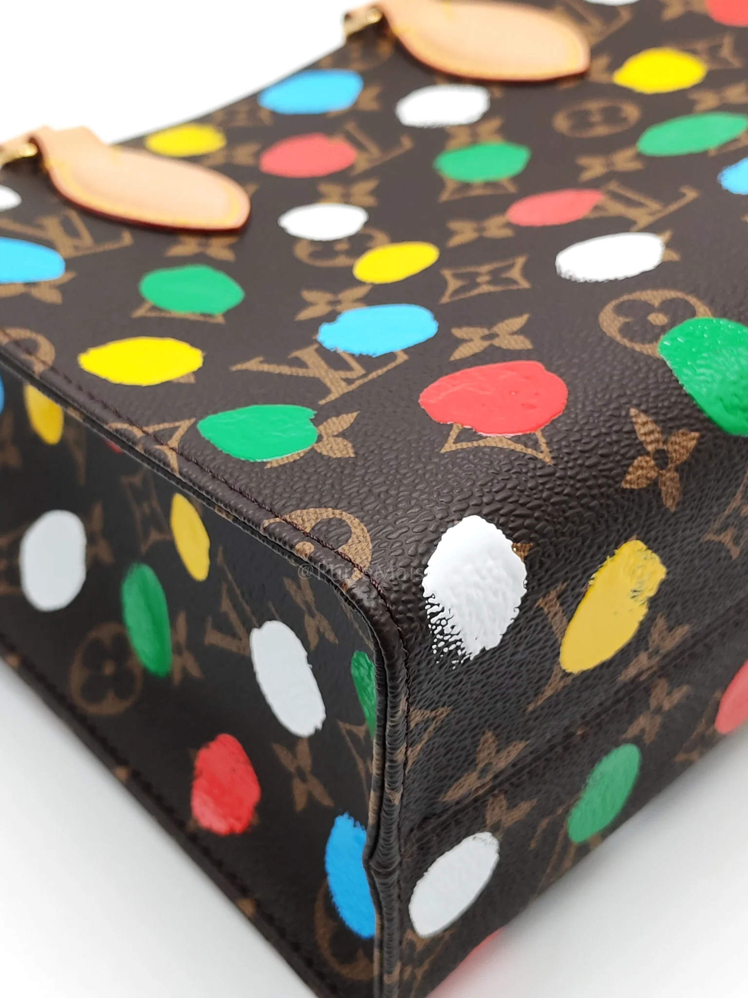 Louis Vuitton OnTheGo (OTG) PM in Yayoi Kusama Monogram Painted Dots Canvas (Microchip) - Image 8