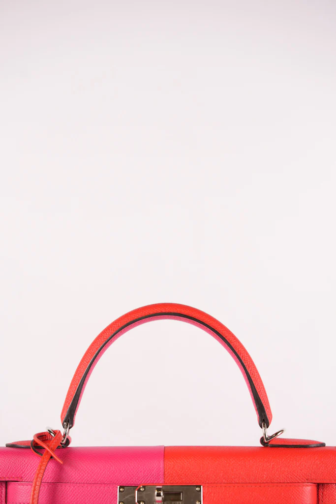 Hermes Kelly 28 Sellier in Rouge Coeur/Rose Extreme/Blue Zanzibar Epsom Leather and Palladium Hardware Stamp Z (2021) - Image 12