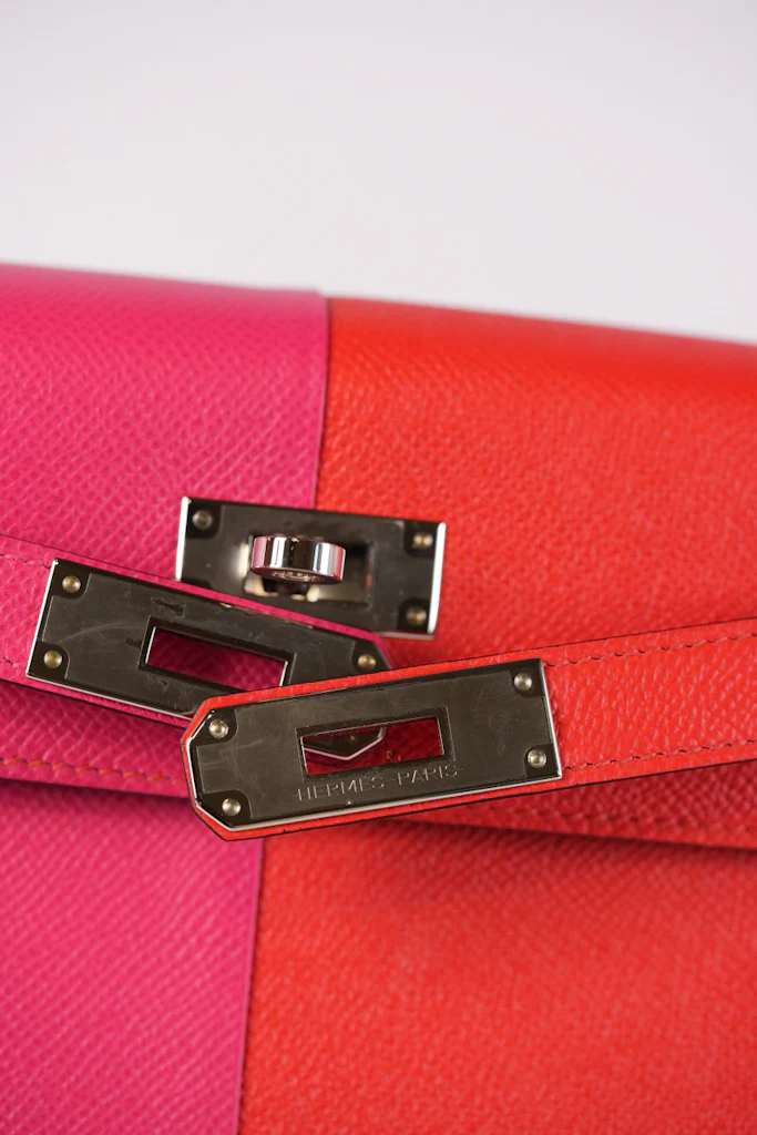 Hermes Kelly 28 Sellier in Rouge Coeur/Rose Extreme/Blue Zanzibar Epsom Leather and Palladium Hardware Stamp Z (2021) - Image 20