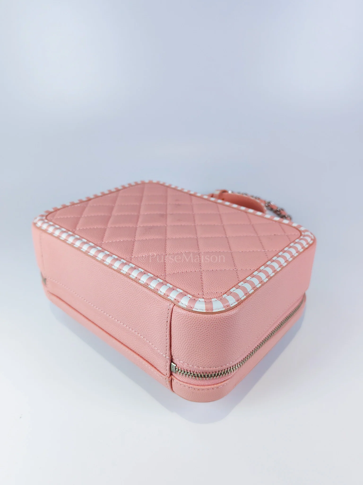 Chanel Filigree Vanity Case in Medium Pink Caviar Leather and Silver Hardware Series 26 - Image 11