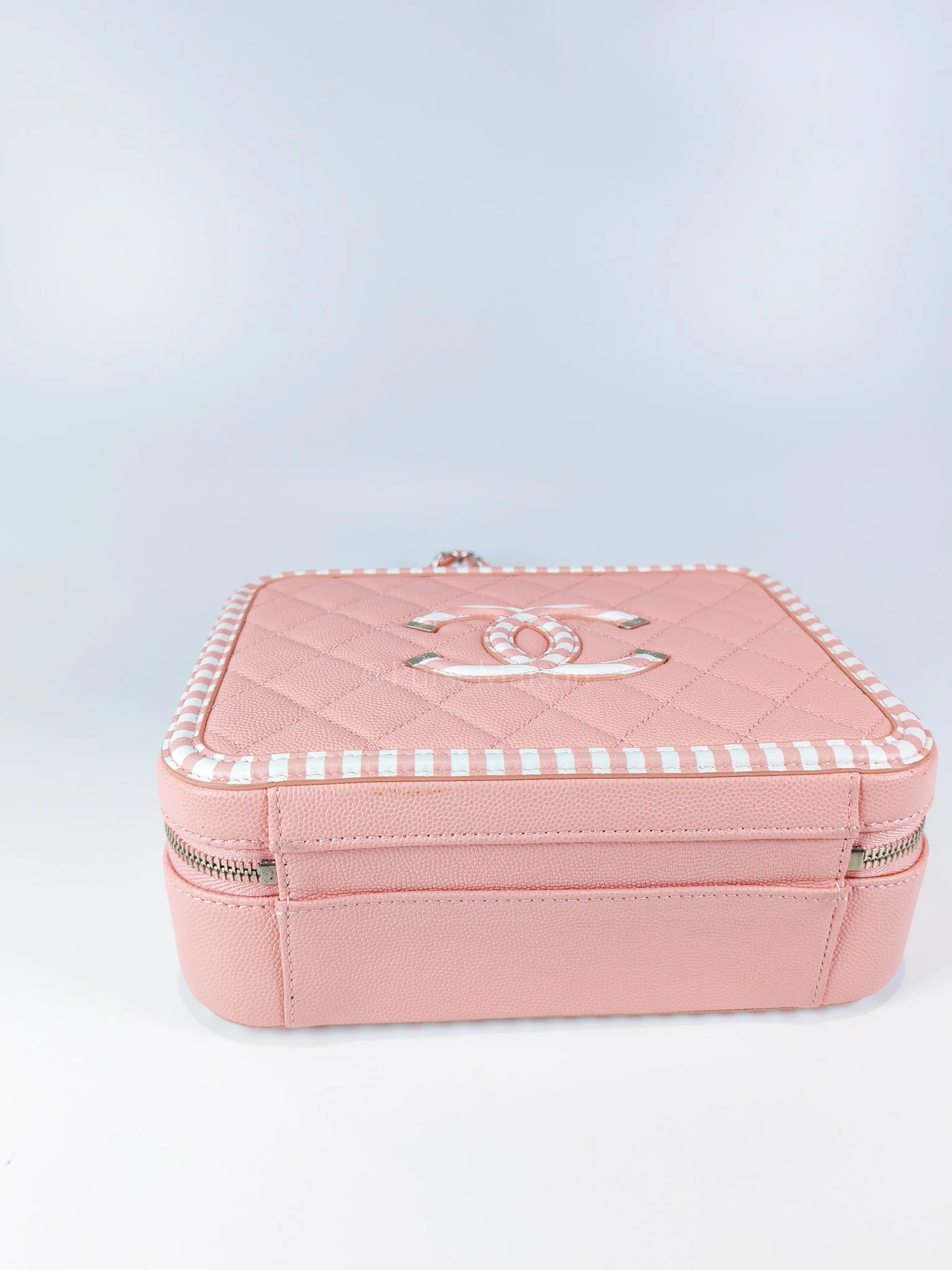 Chanel Filigree Vanity Case in Medium Pink Caviar Leather and Silver Hardware Series 26 - Image 12