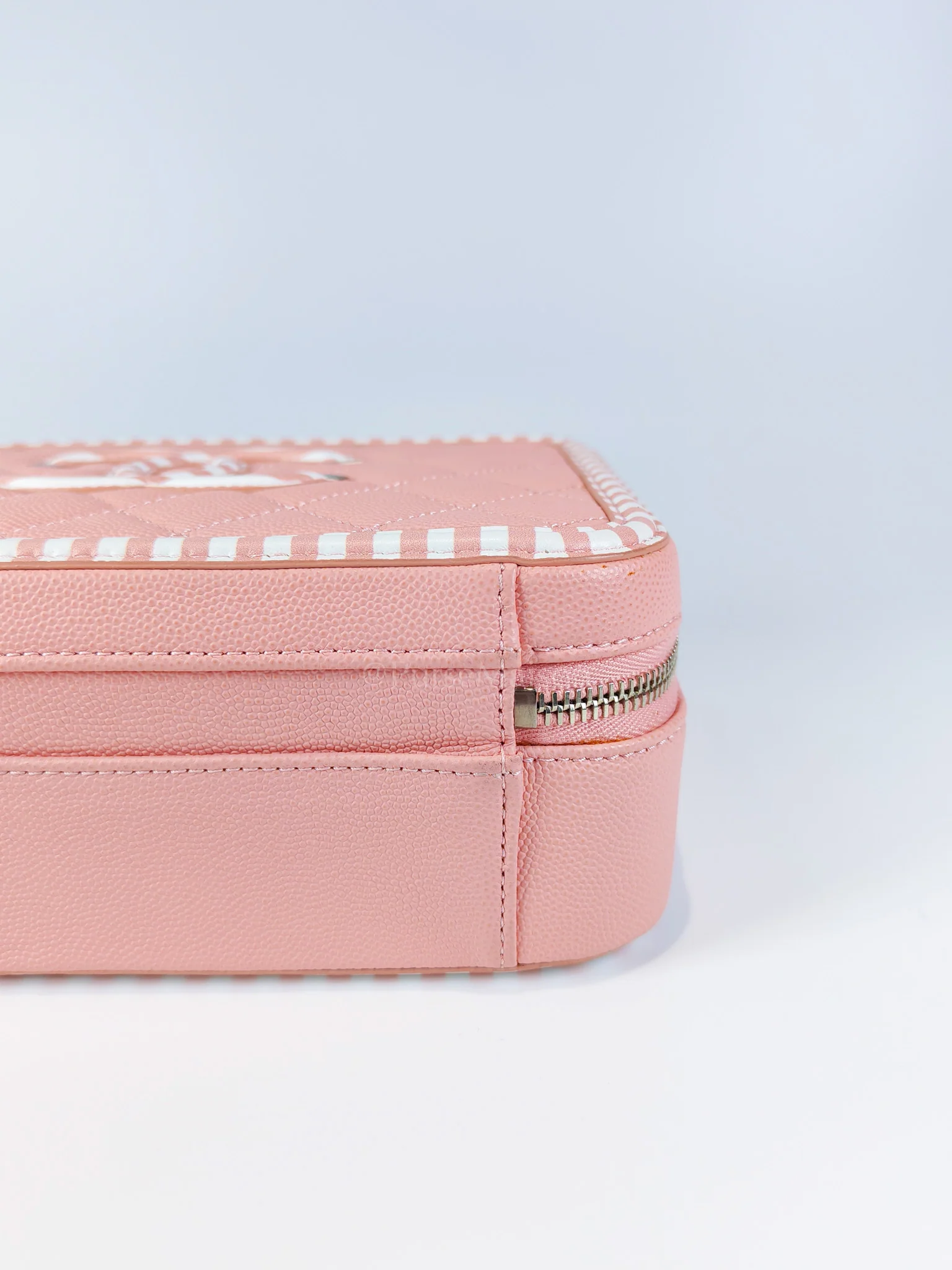 Chanel Filigree Vanity Case in Medium Pink Caviar Leather and Silver Hardware Series 26 - Image 14