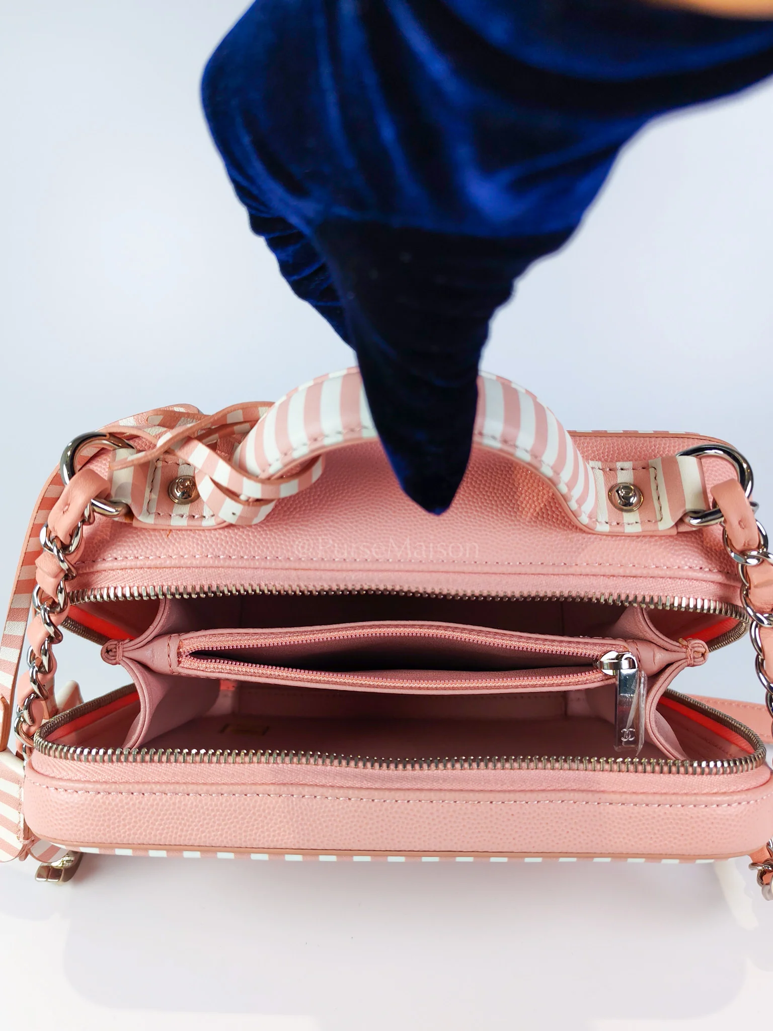 Chanel Filigree Vanity Case in Medium Pink Caviar Leather and Silver Hardware Series 26 - Image 25