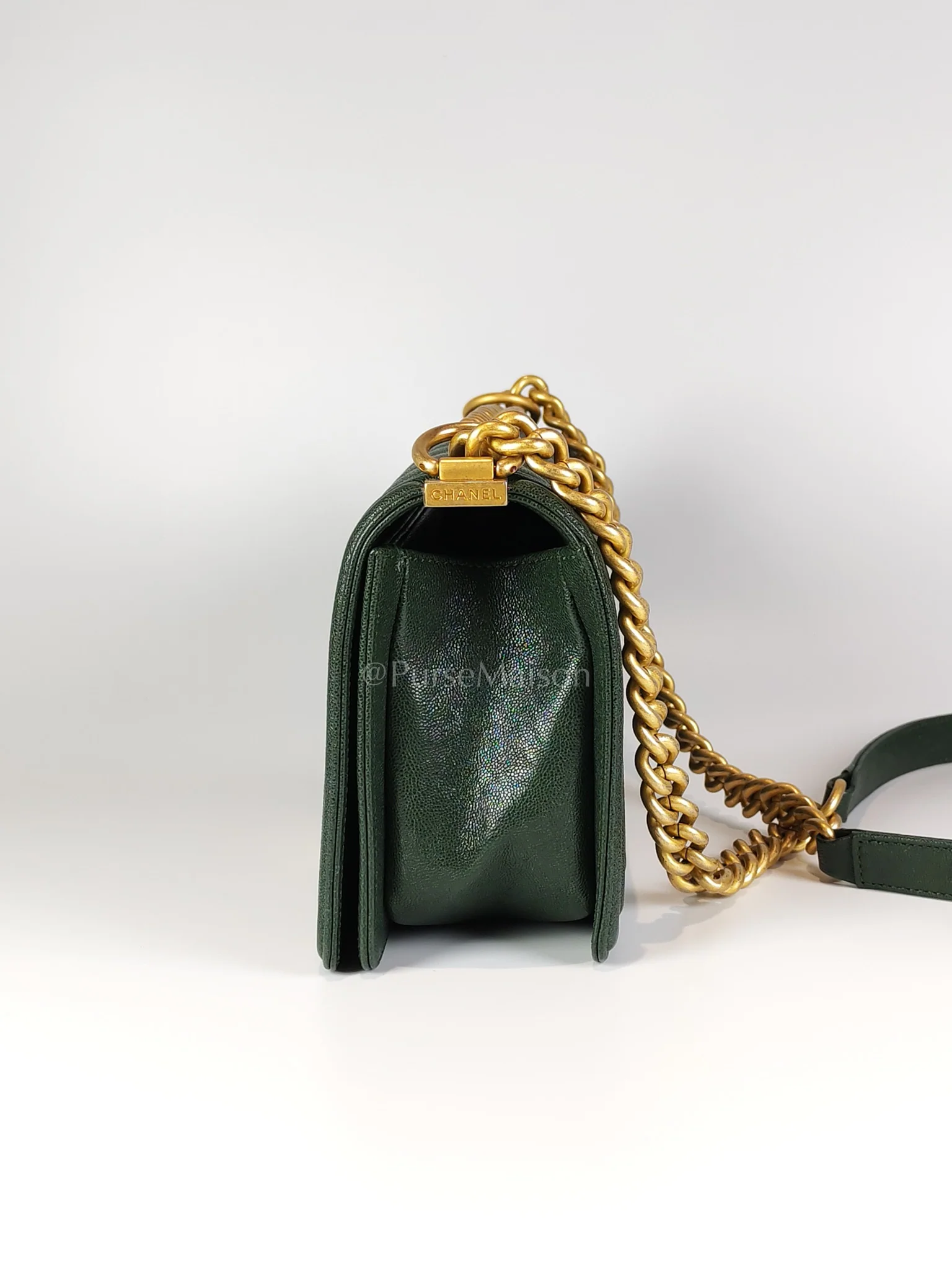 Chanel Boy Old Medium Chevron in Green Calfskin Leather and Aged Gold Hardware Series 26 - Image 6