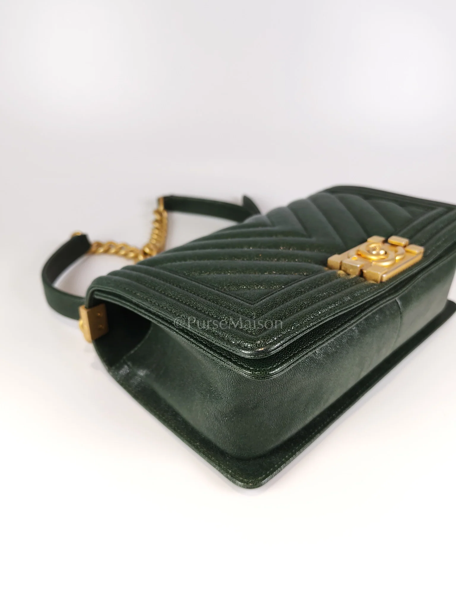 Chanel Boy Old Medium Chevron in Green Calfskin Leather and Aged Gold Hardware Series 26 - Image 8