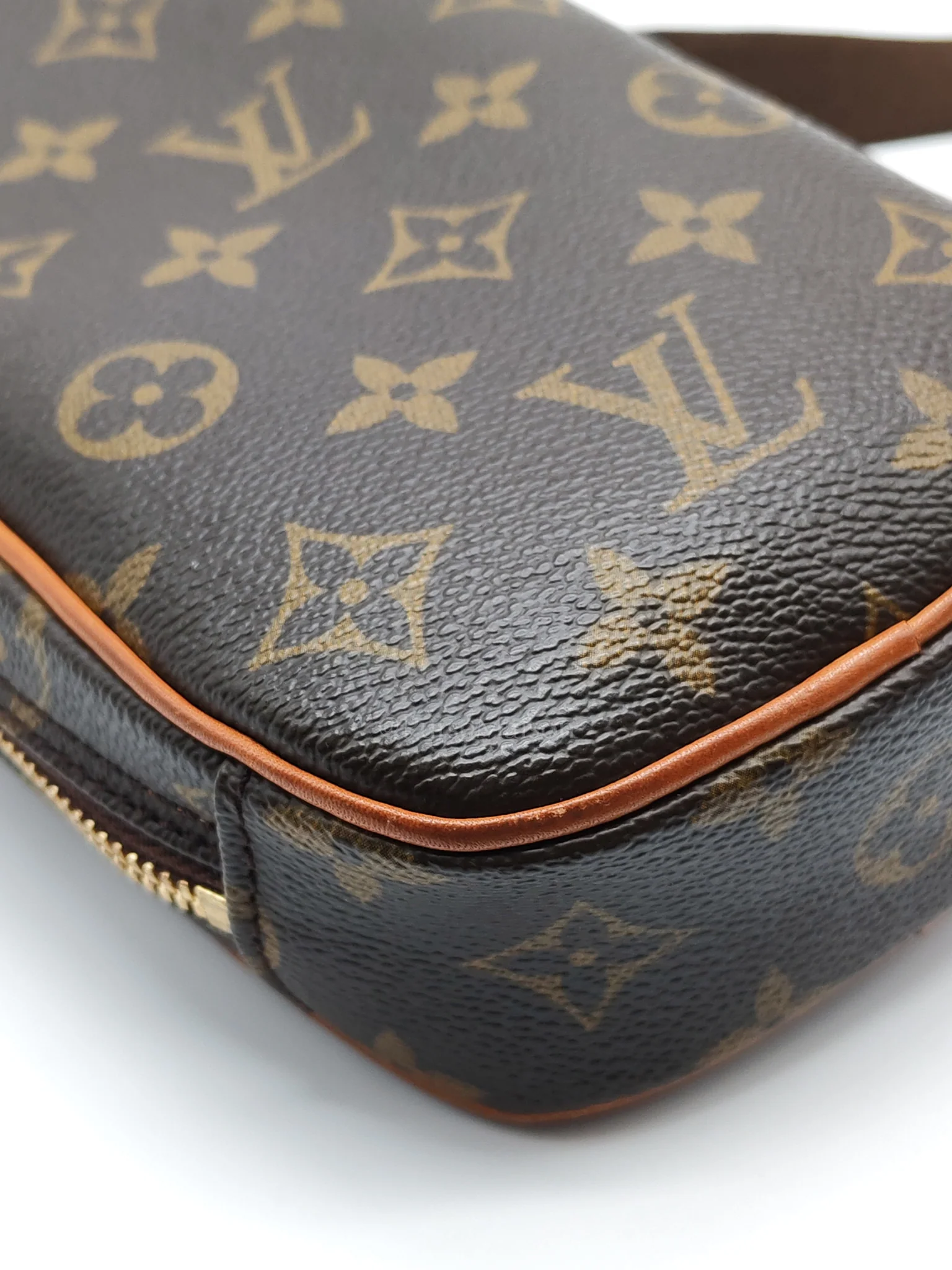 Louis Vuitton Pochette Gange Chest Bag in Monogram Canvas (Date Code: CA1024) - Image 8