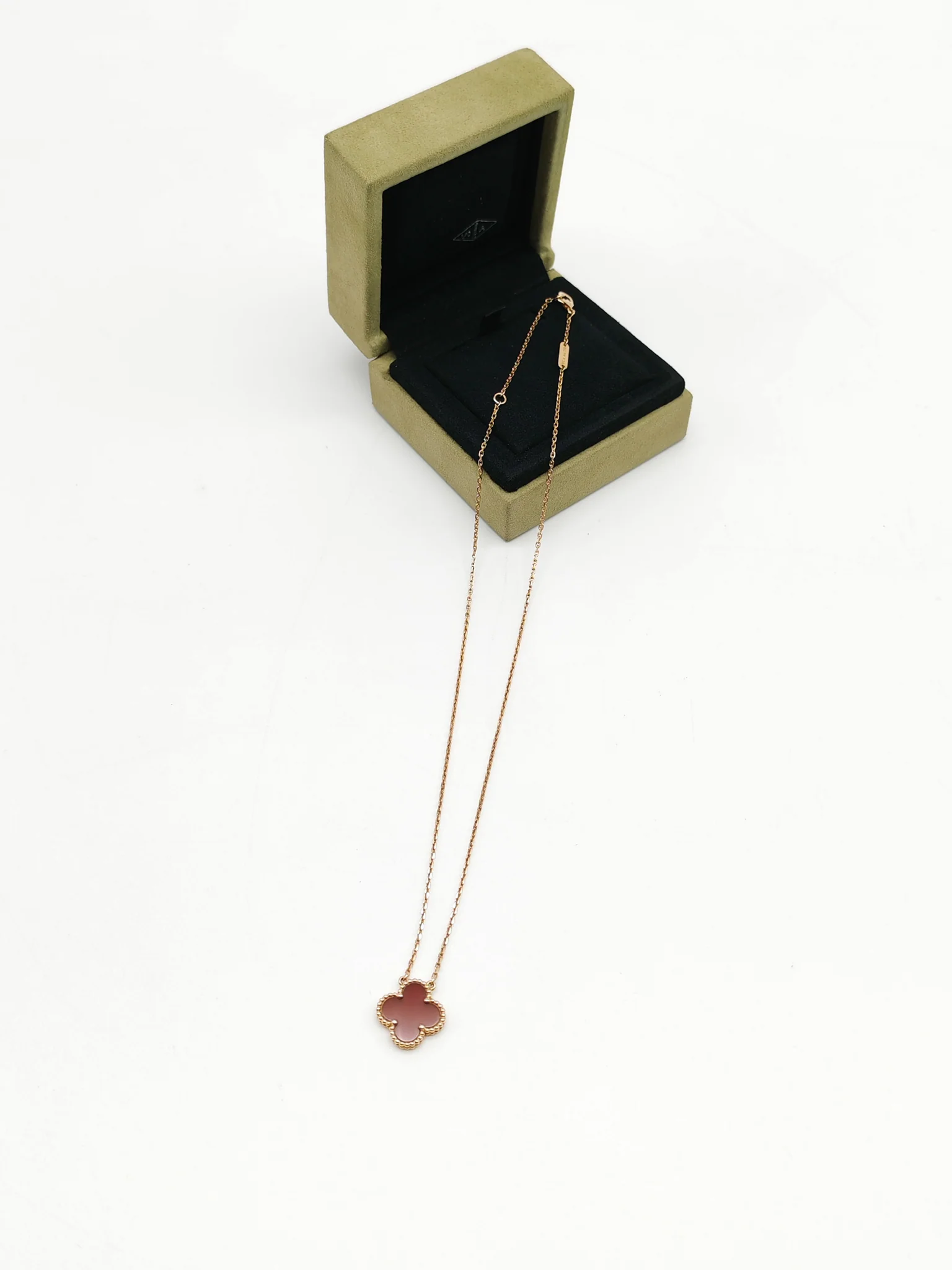 Van Cleef & Arpels Vintage Alhambra Carnelian Mother of Pearl Pendant Yellow Gold Necklace Year 2020 - Image 5