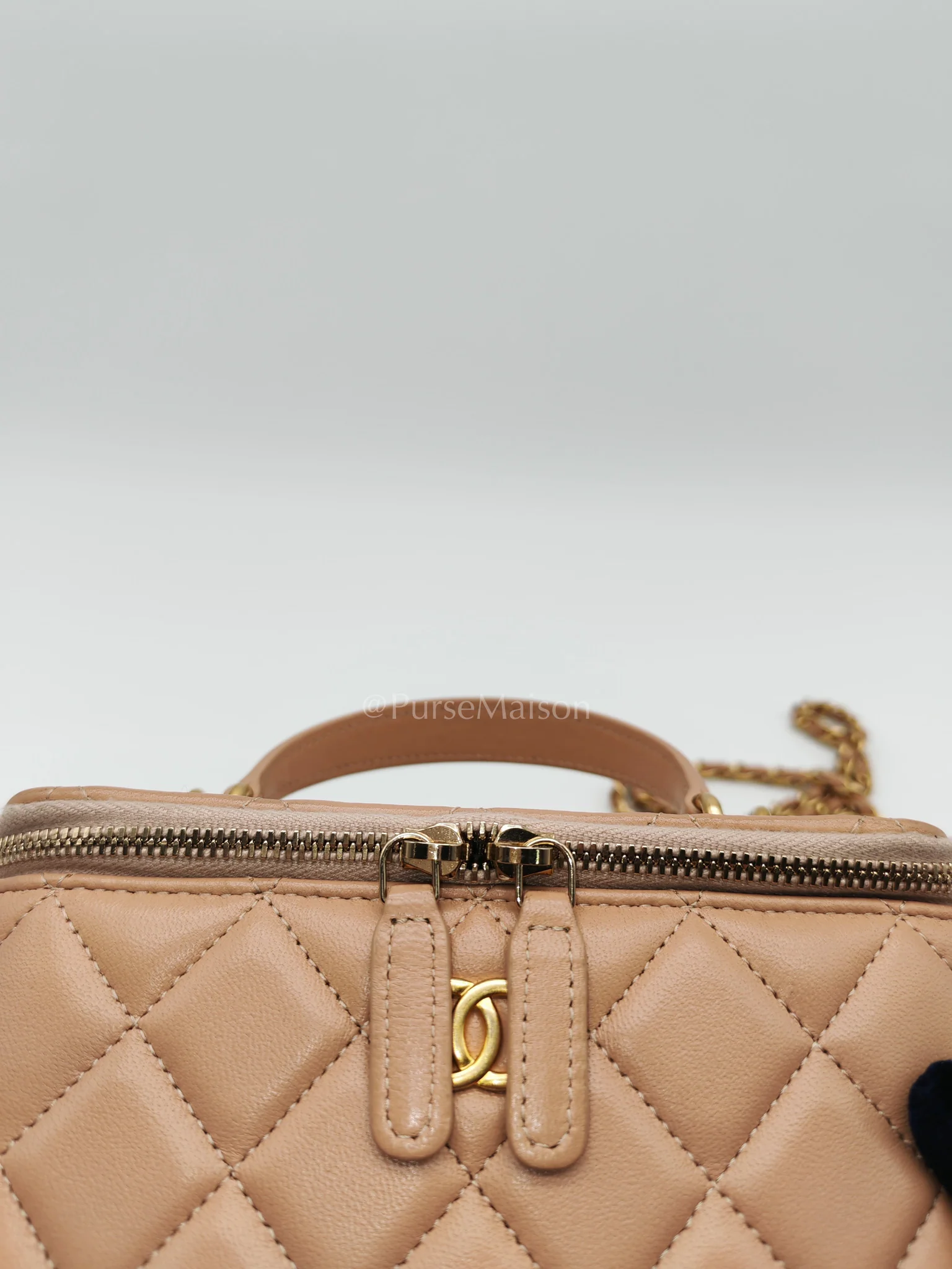 Chanel Vanity Case Top Handle Beige in Quilted Lambskin Leather and Aged Gold Hardware Series 31 - Image 12