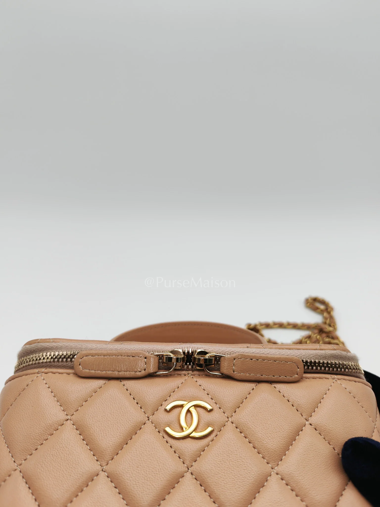 Chanel Vanity Case Top Handle Beige in Quilted Lambskin Leather and Aged Gold Hardware Series 31 - Image 13