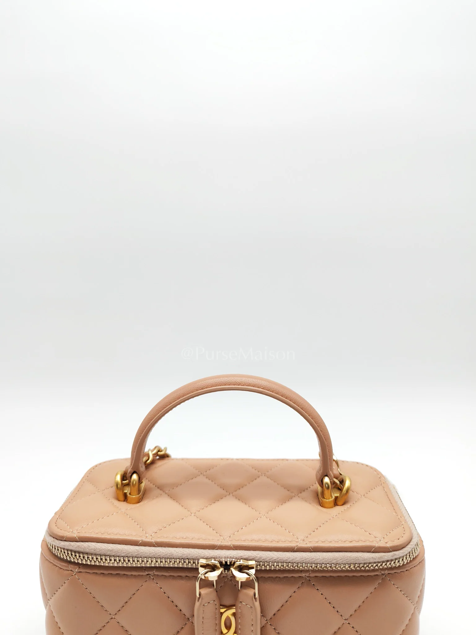 Chanel Vanity Case Top Handle Beige in Quilted Lambskin Leather and Aged Gold Hardware Series 31 - Image 15