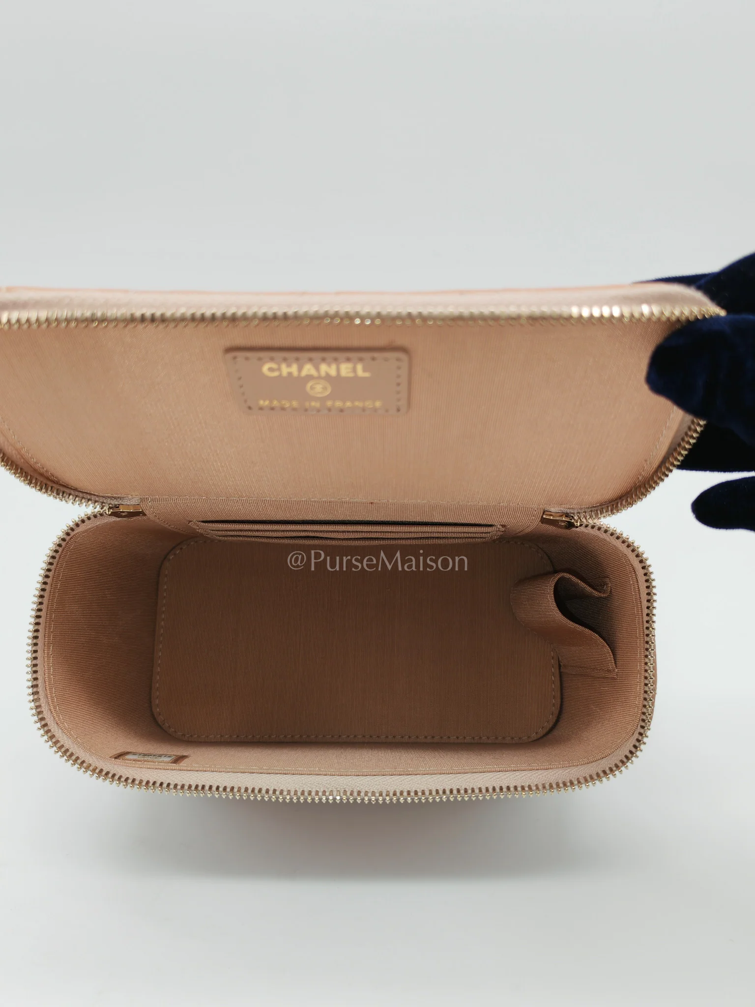 Chanel Vanity Case Top Handle Beige in Quilted Lambskin Leather and Aged Gold Hardware Series 31 - Image 24