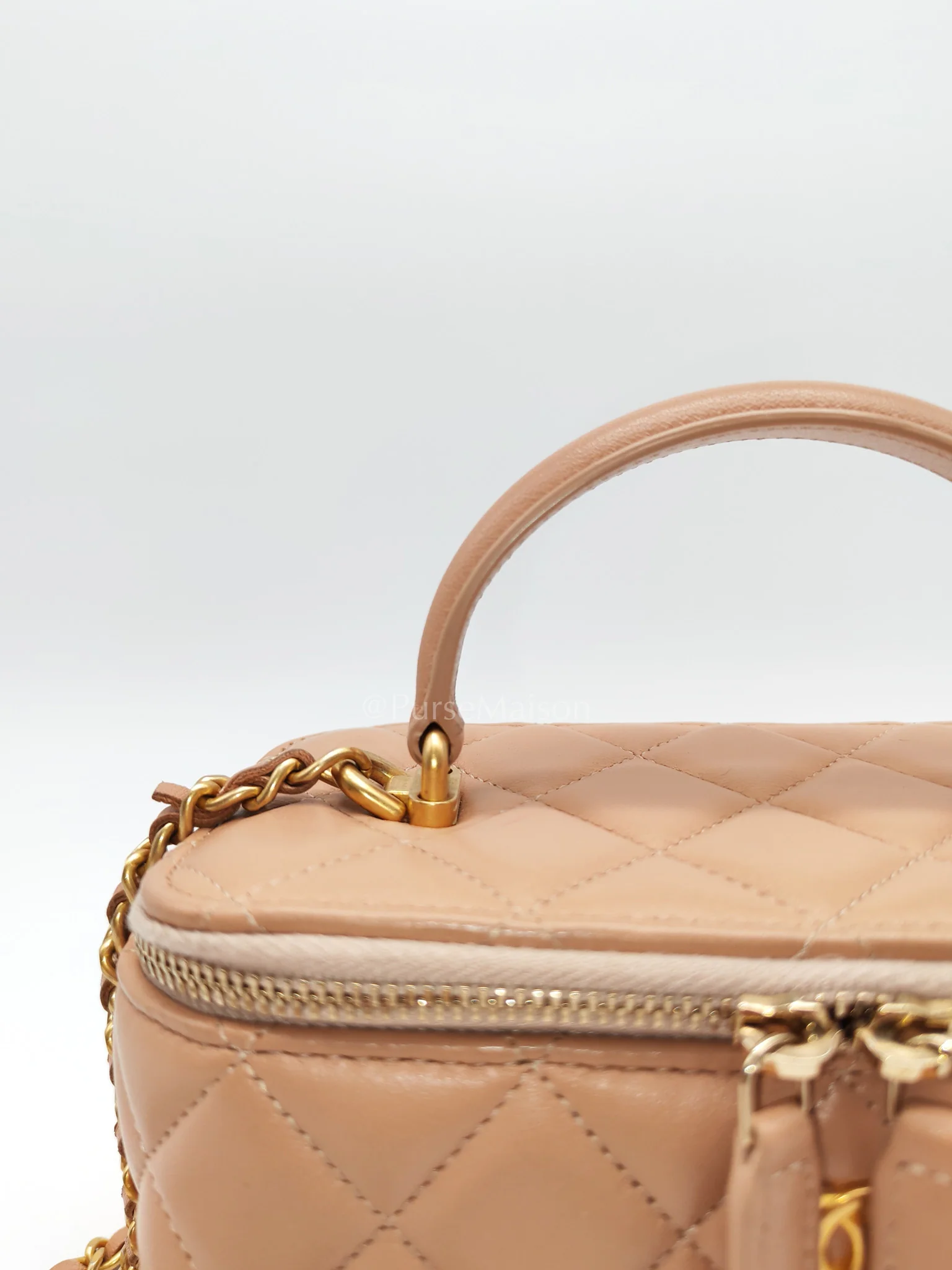 Chanel Vanity Case Top Handle Beige in Quilted Lambskin Leather and Aged Gold Hardware Series 31 - Image 33