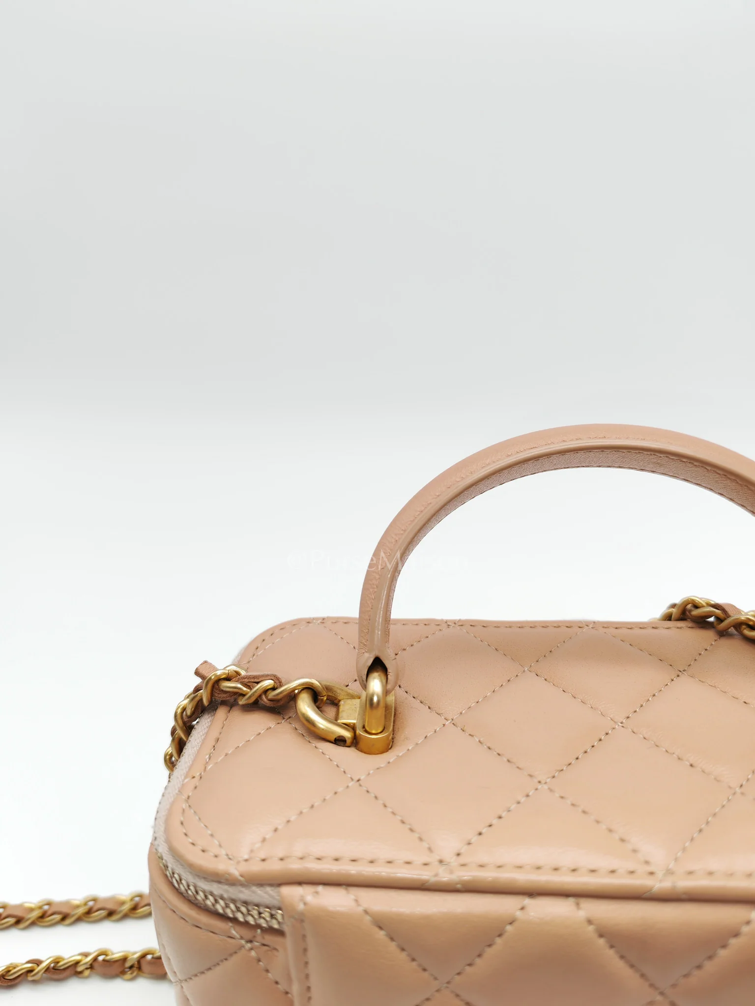 Chanel Vanity Case Top Handle Beige in Quilted Lambskin Leather and Aged Gold Hardware Series 31 - Image 39