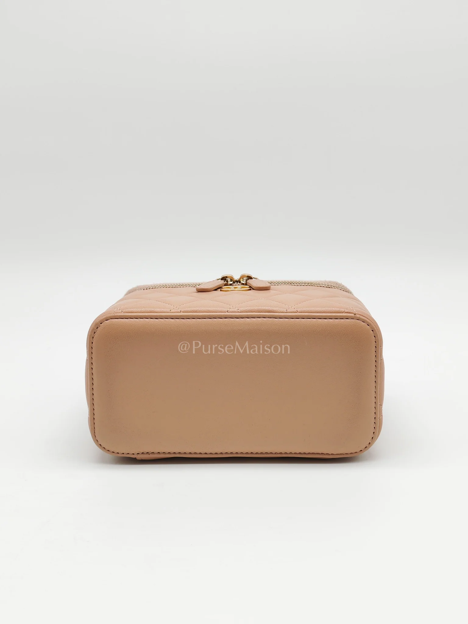Chanel Vanity Case Top Handle Beige in Quilted Lambskin Leather and Aged Gold Hardware Series 31 - Image 7