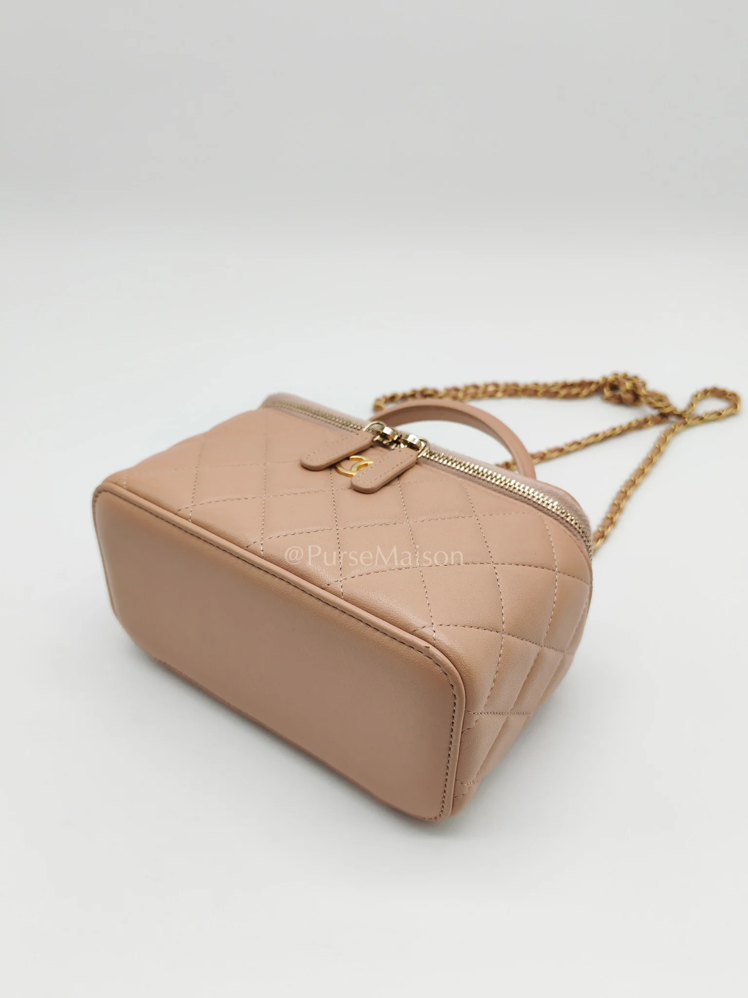 Chanel Vanity Case Top Handle Beige in Quilted Lambskin Leather and Aged Gold Hardware Series 31 - Image 9