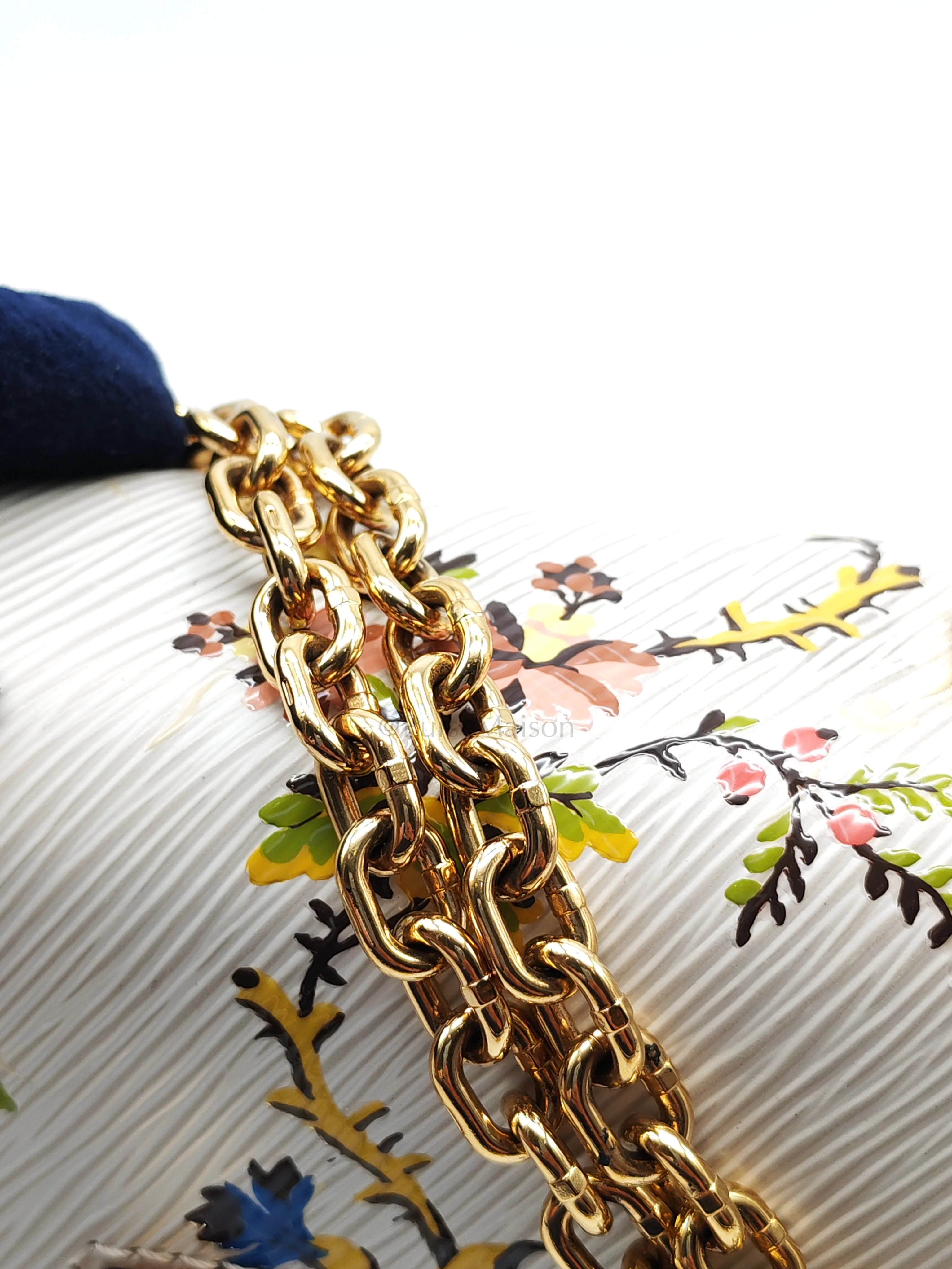 Louis Vuitton Twist Lock MM in White Romantic Blossom Epi Leather & Gold Hardware (Date Code: SR0138) - Image 22
