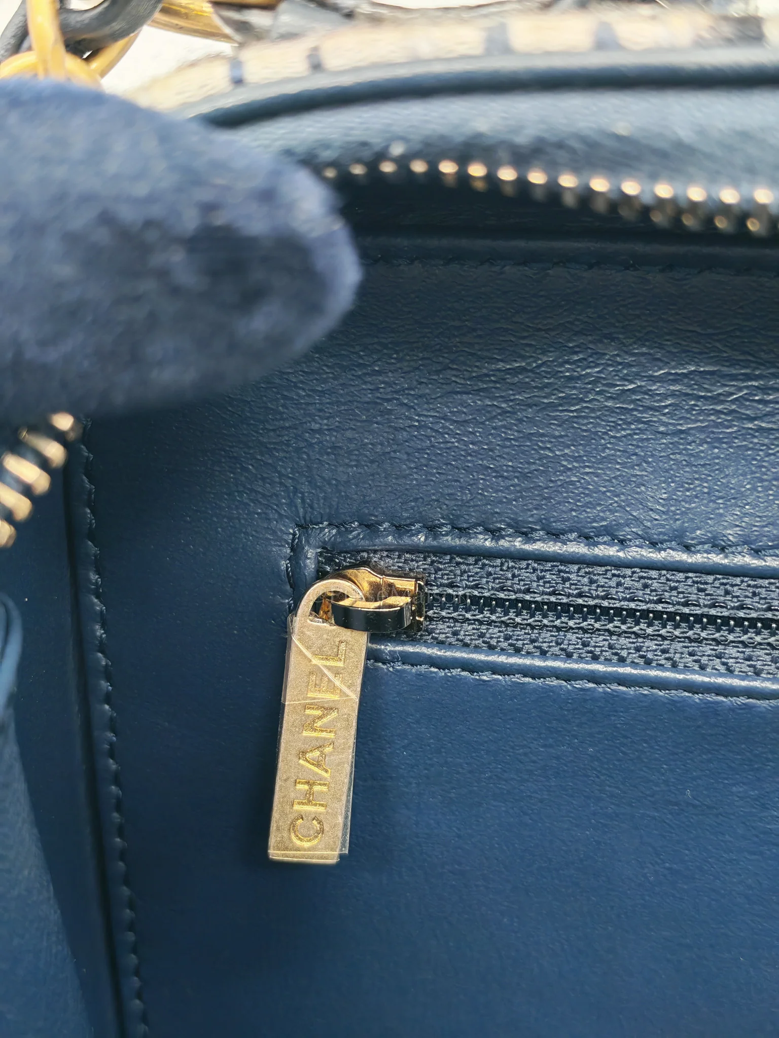 Chanel Vanity Case Filigree Medium in Navy Tweed Python Aged Gold Hardware (Series 25) - Image 28