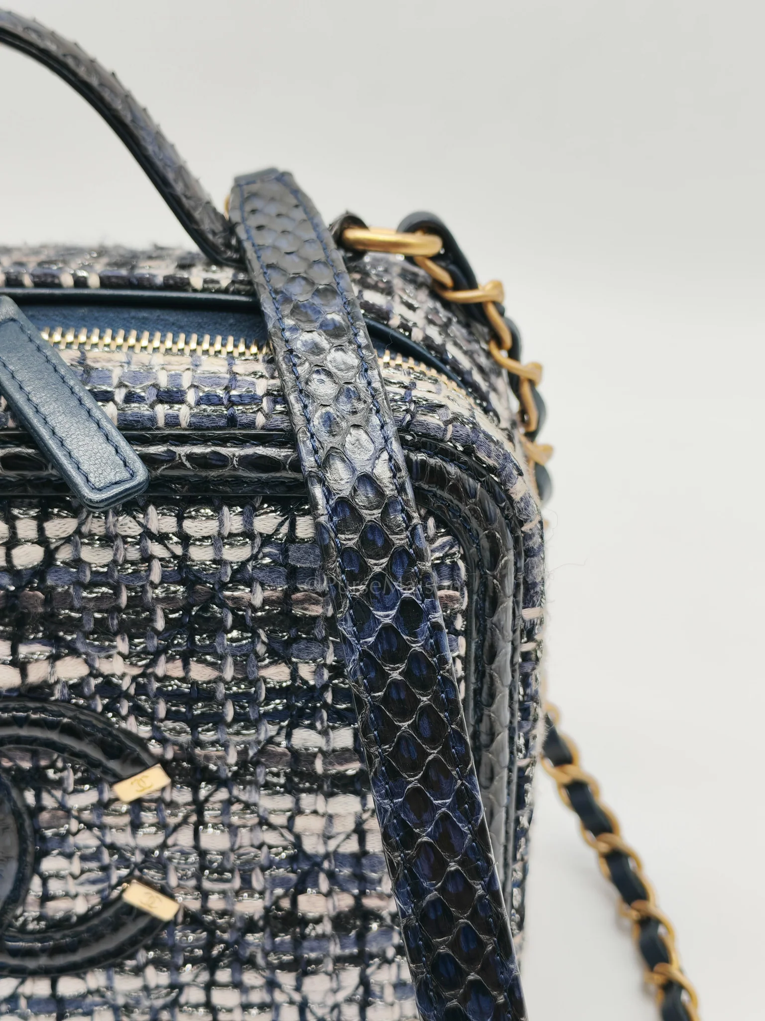 Chanel Vanity Case Filigree Medium in Navy Tweed Python Aged Gold Hardware (Series 25) - Image 31