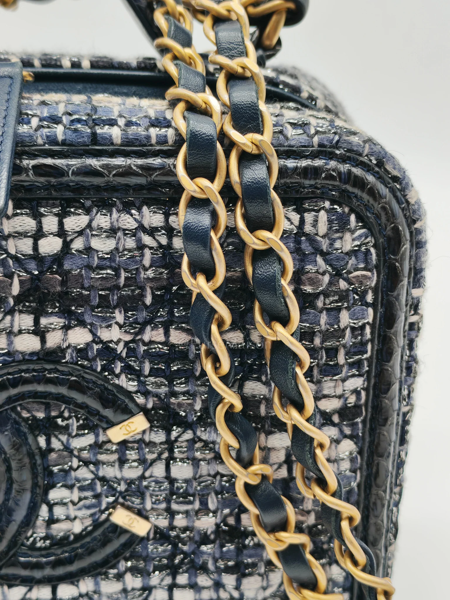 Chanel Vanity Case Filigree Medium in Navy Tweed Python Aged Gold Hardware (Series 25) - Image 32