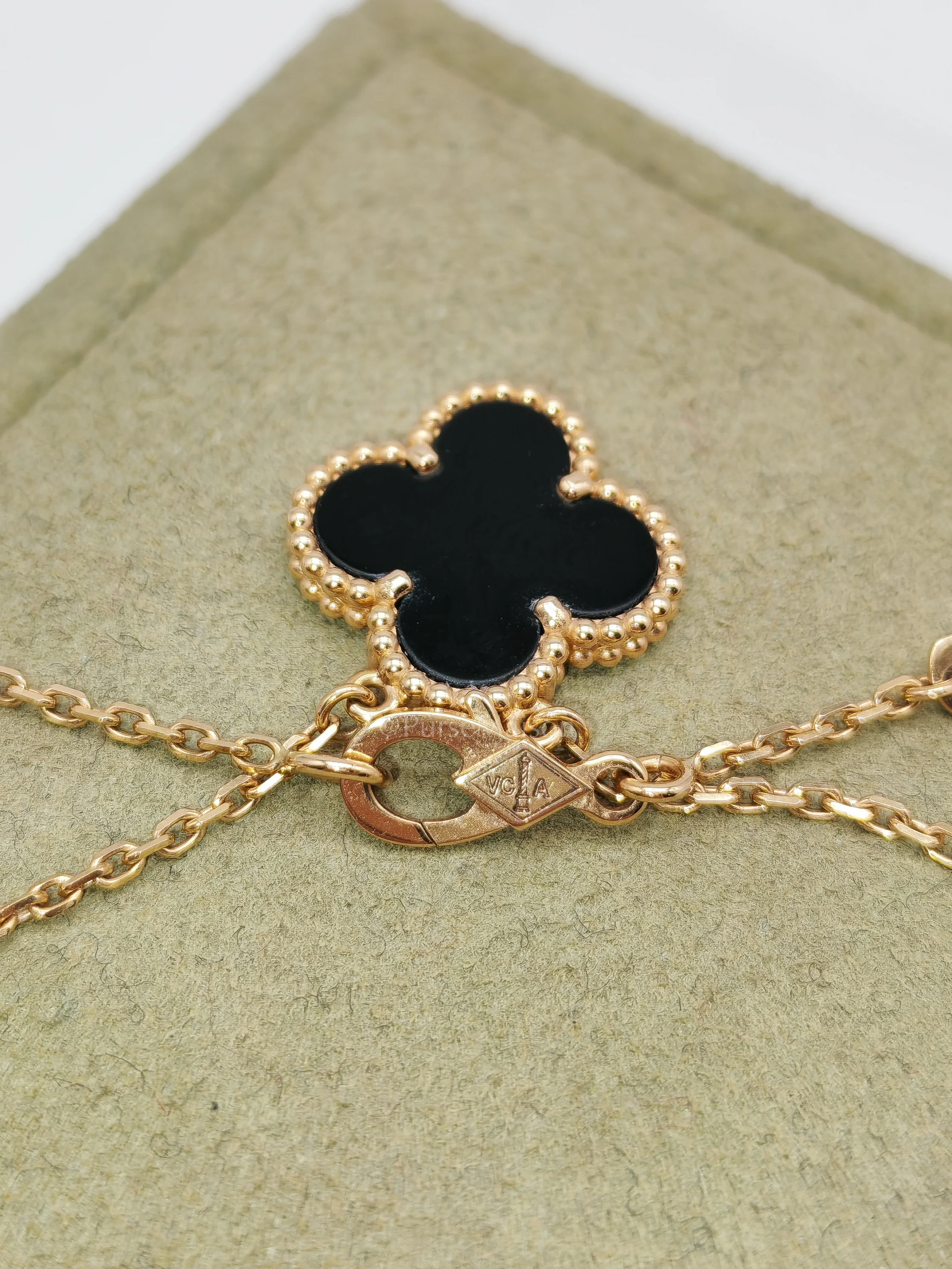 Van Cleef & Arpels Vintage Alhambra in Onyx Pendant Yellow Gold Necklace Year 2023 - Image 5