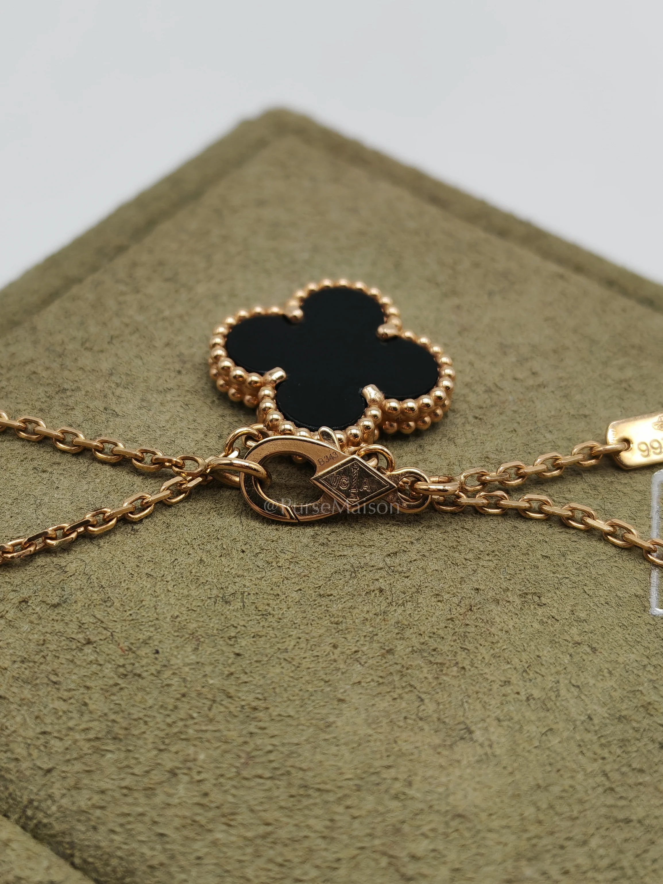 Van Cleef & Arpels Vintage Alhambra in Onyx Pendant Yellow Gold Necklace Year 2023 - Image 6