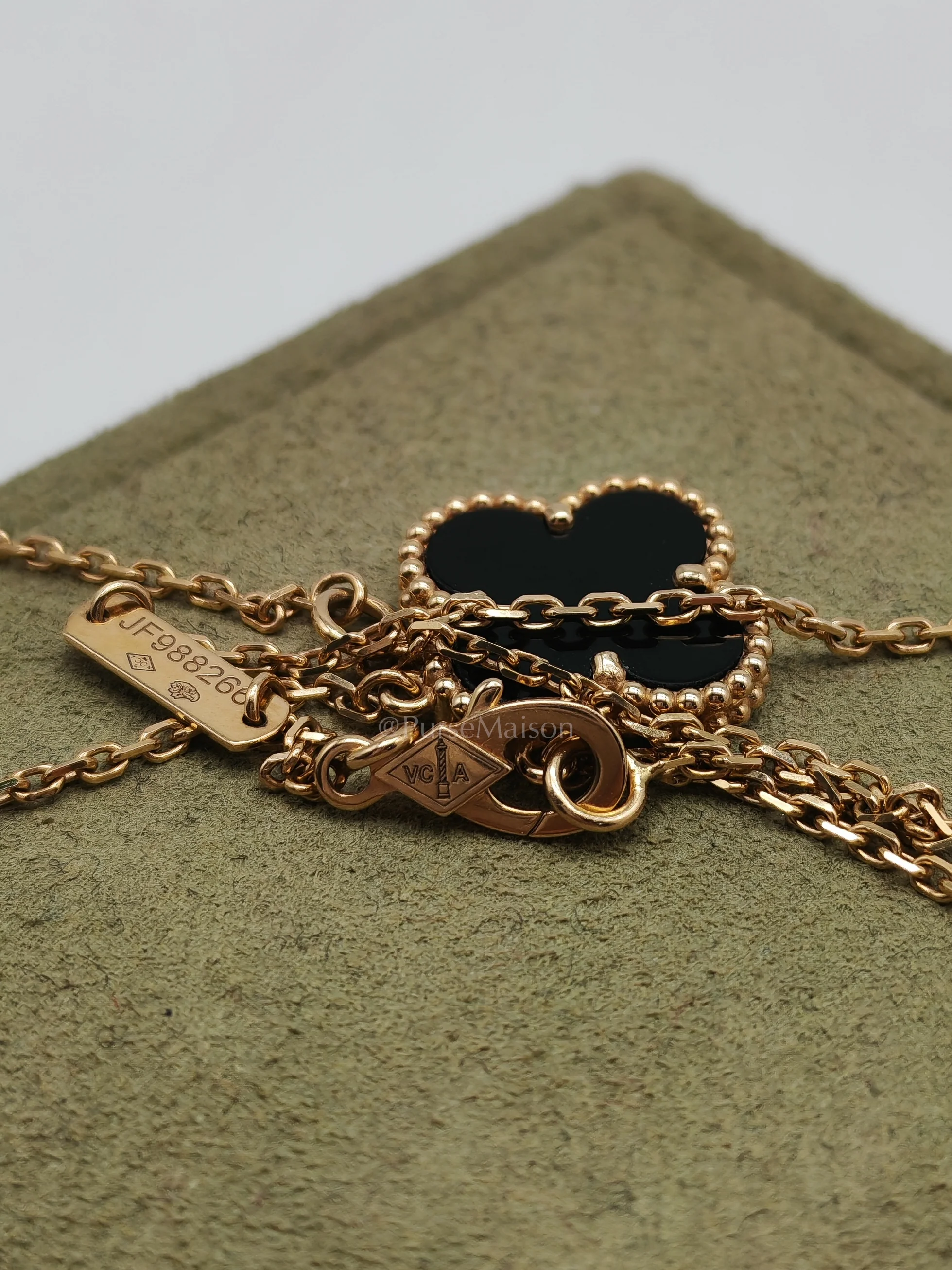 Van Cleef & Arpels Vintage Alhambra in Onyx Pendant Yellow Gold Necklace Year 2023 - Image 7