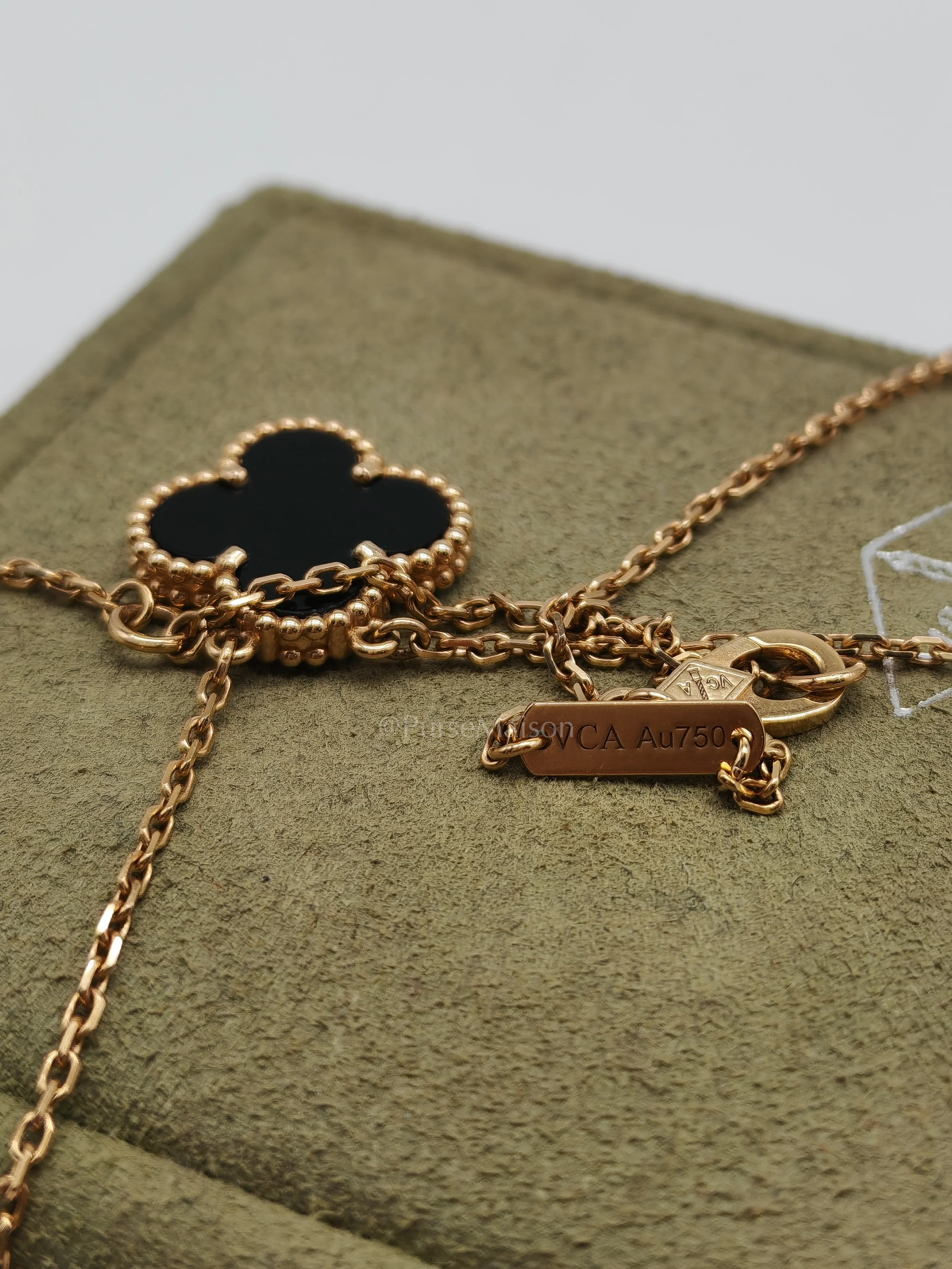 Van Cleef & Arpels Vintage Alhambra in Onyx Pendant Yellow Gold Necklace Year 2023 - Image 8